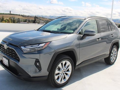 Used 2022 Toyota RAV4 XLE Premium FWD image 6