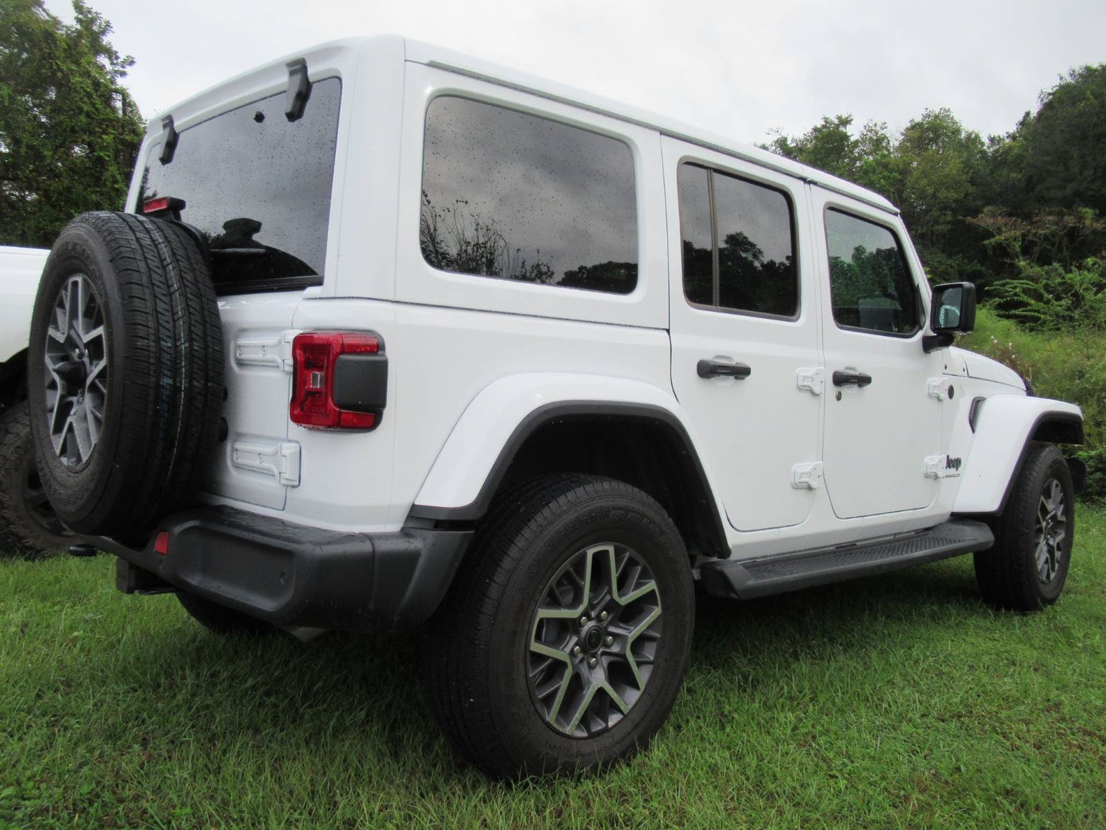 Used 2026 Jeep Wrangler Unlimited Sahara AWD/4WD image 4