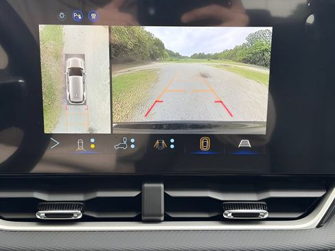 New 2027 Chevrolet Equinox LT w/ Safety and Technology Package FWD image 21