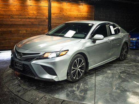 Used 2020 Toyota Camry SE w/ Carpet Mat Package FWD image 2