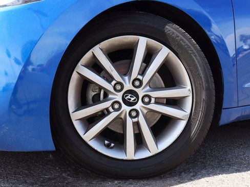 Used 2017 Hyundai Elantra SE image 5