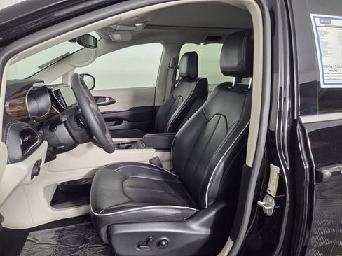 Used 2024 Chrysler Pacifica Limited w/ Trailer Tow Group FWD image 9