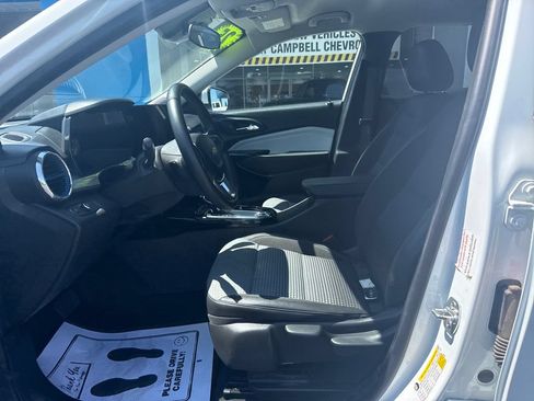 Used 2025 Chevrolet Trax LT w/ LT Convenience Package FWD image 11