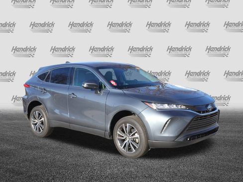 Used 2022 Toyota Venza LE image 2