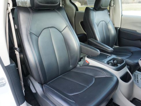 Used 2023 Chrysler Pacifica Touring-L FWD image 24