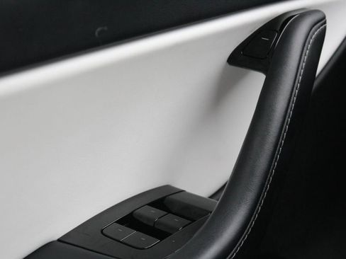 Used 2020 Tesla Model Y Long Range image 16