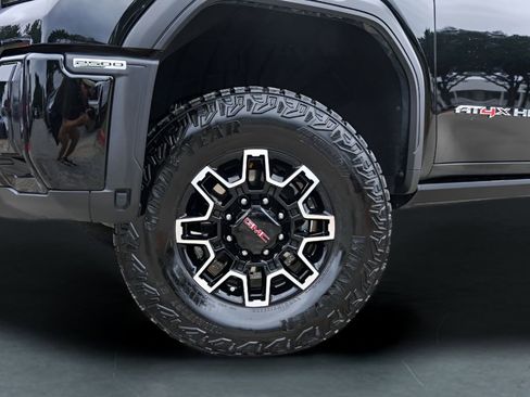 Used 2025 GMC Sierra 2500 AT4X AWD/4WD image 4