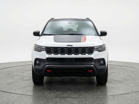 Used 2025 Jeep Compass Trailhawk image 2