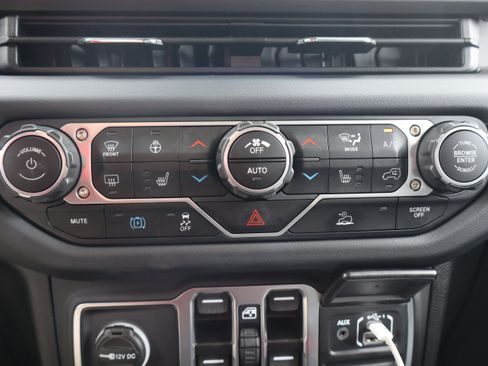Used 2025 Jeep Wrangler Sahara AWD/4WD image 24