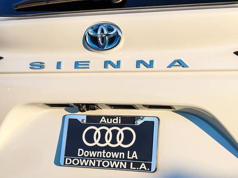 Used 2022 Toyota Sienna Platinum image 11