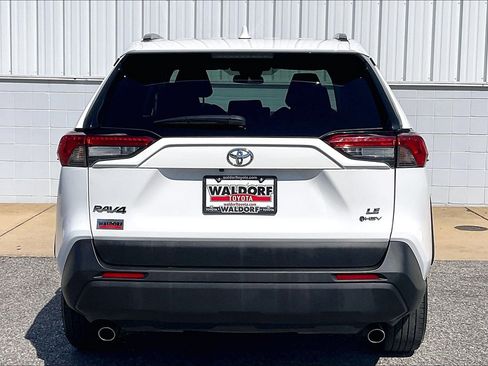 Used 2025 Toyota RAV4 LE AWD/4WD image 5