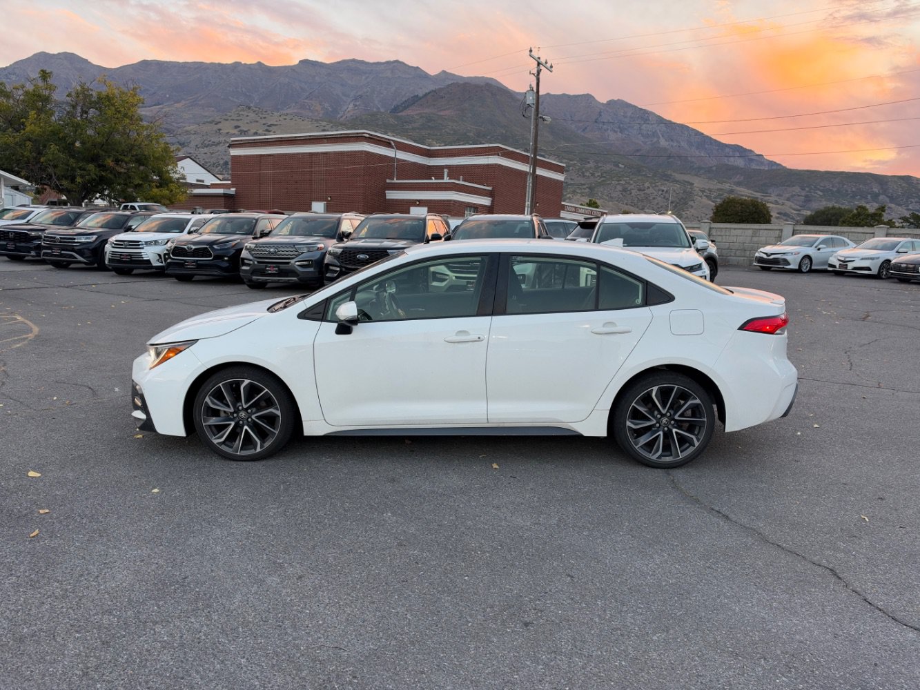 Used 2022 Toyota Corolla SE FWD image 2