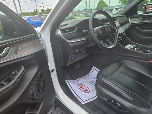 Used 2025 Jeep Grand Cherokee Limited RWD image 4