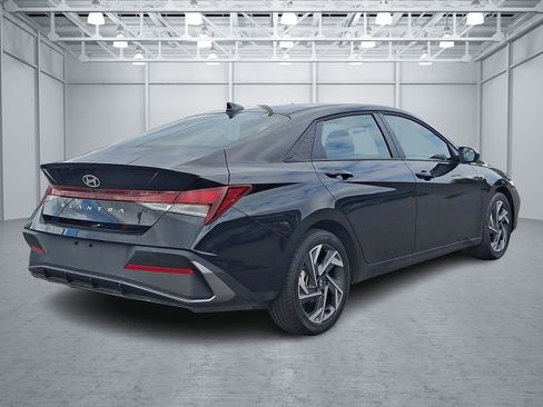 Certified 2025 Hyundai Elantra Sport FWD image 6