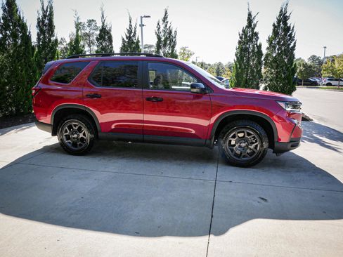 Certified 2025 Honda Pilot TrailSport image 11