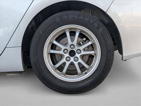 Used 2021 Toyota Prius L Eco FWD image 9