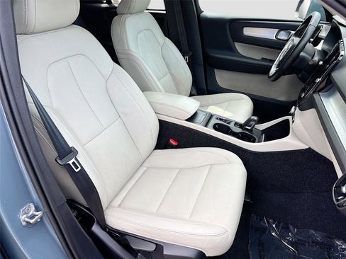 Used 2020 Volvo XC40 T5 Momentum w/ Protection Package Premier image 29