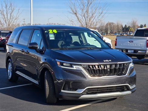 Used 2024 Kia Carnival LX image 3