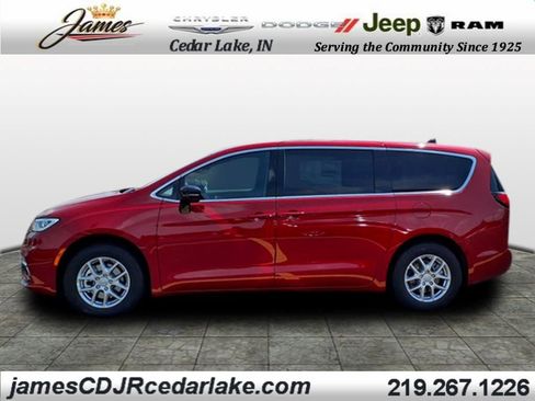 New 2026 Chrysler Pacifica Select image 2