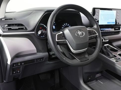 Used 2022 Toyota Sienna XLE w/ XLE Plus Package AWD/4WD image 11