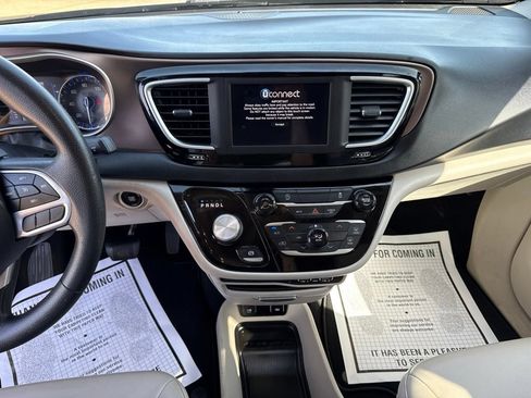 Certified 2021 Chrysler Voyager Lxi FWD image 9