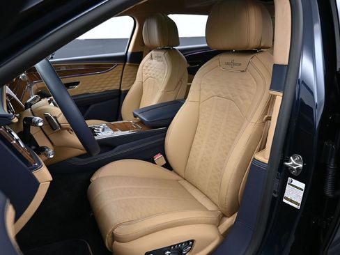 Used 2025 Bentley Flying Spur Plug-In Hybrid image 5