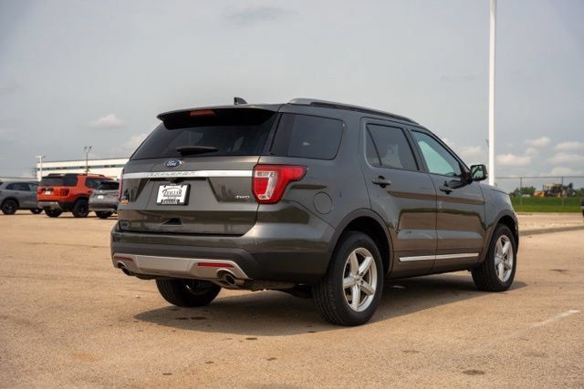 Used 2017 Ford Explorer XLT AWD/4WD image 7