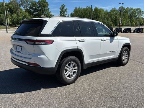 Used 2023 Jeep Grand Cherokee Laredo image 3