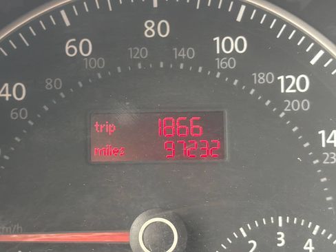 Used 2009 Volkswagen Beetle Coupe FWD image 11