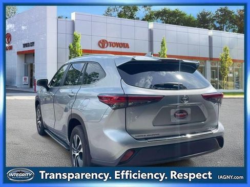 Used 2023 Toyota Highlander XLE AWD/4WD image 8