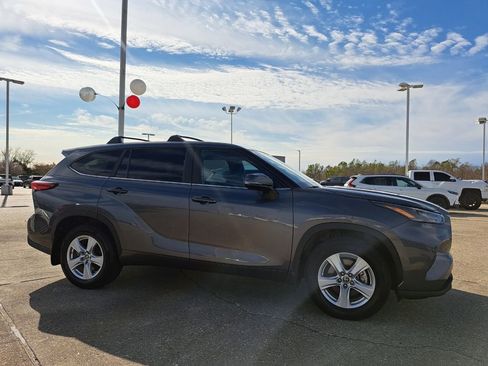 Used 2023 Toyota Highlander L image 3