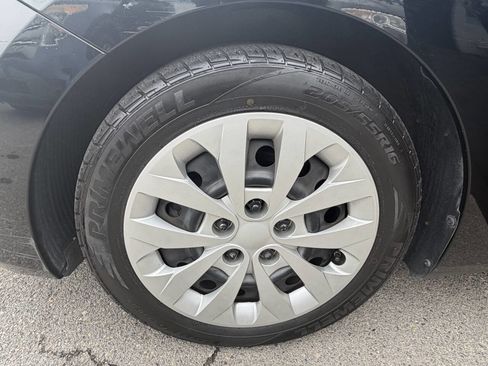 Used 2017 Hyundai Elantra GT image 14