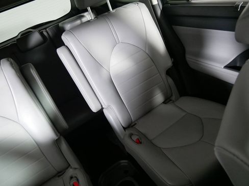 Used 2021 Toyota Highlander XLE image 14