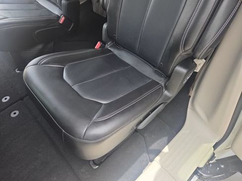 Used 2023 Chrysler Pacifica Touring-L FWD image 29