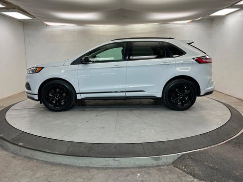 Used 2022 Ford Edge SE w/ Black Appearance Package image 2