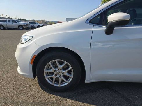 Used 2023 Chrysler Pacifica Touring-L FWD image 13
