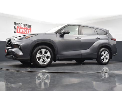Used 2024 Toyota Highlander LE AWD/4WD image 27