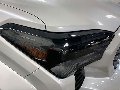 Used 2025 Toyota Tacoma Limited AWD/4WD image 25