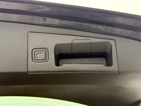 Used 2018 Cadillac XT5 Luxury w/ Driver Awareness Package image 15