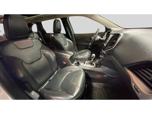 Used 2016 Jeep Cherokee Trailhawk w/ Comfort/Convenience Group AWD/4WD image 18