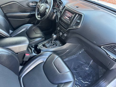 Used 2019 Jeep Cherokee Latitude Plus FWD image 21
