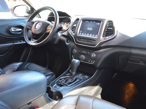 Used 2019 Jeep Cherokee Trailhawk w/ Cold Weather Group image 25