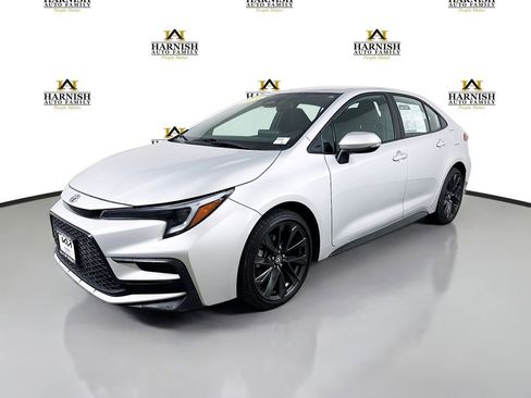 Used 2024 Toyota Corolla SE image 3