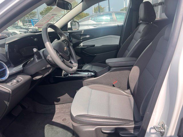 Used 2025 Chevrolet Trax LT FWD image 8
