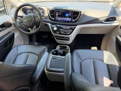 Used 2024 Chrysler Pacifica Touring-L FWD image 12