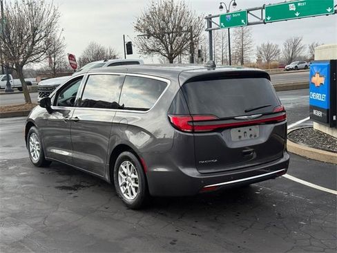 Used 2023 Chrysler Pacifica Touring-L image 3
