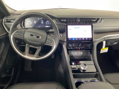 New 2025 Jeep Grand Cherokee Limited image 9