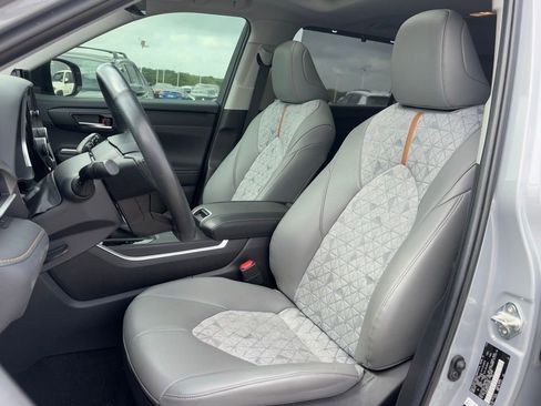 Used 2023 Toyota Highlander Bronze Edition image 8