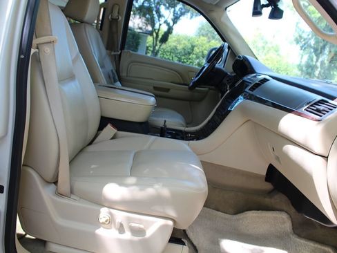 Used 2007 Cadillac Escalade AWD w/ Information Package image 19