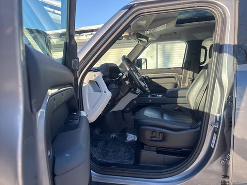 Used 2020 Land Rover Defender 110 SE image 6